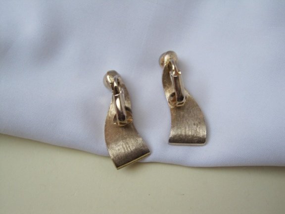 Oorbellen goudkleurig met robijnrode baquette geslepen rijnsteen 3.5x1.3 cm - Afbeelding 3