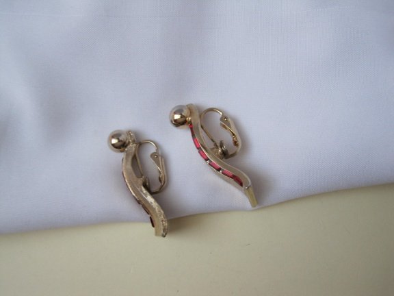 Oorbellen goudkleurig met robijnrode baquette geslepen rijnsteen 3.5x1.3 cm - Afbeelding 4