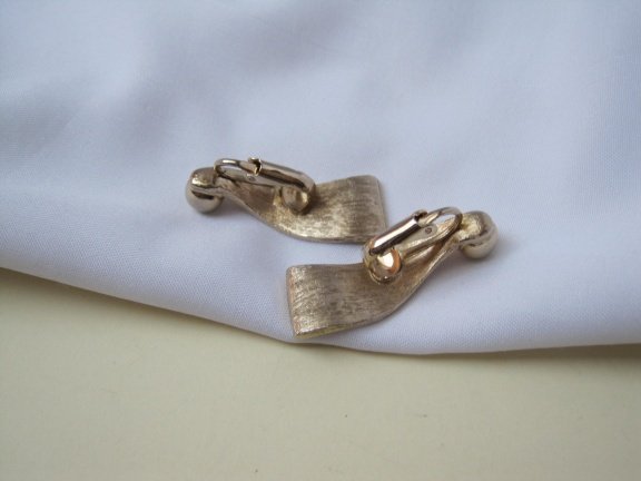 Oorbellen goudkleurig met robijnrode baquette geslepen rijnsteen 3.5x1.3 cm - Afbeelding 6