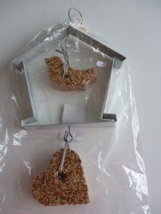 Hanger met zinken vogelhuisje en vogelzaad.