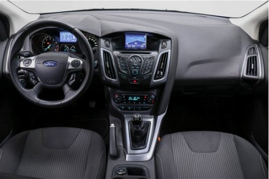 Ford Focus - 1.0 EcoBoost Titanium Voorruit verwarming Climate Control Trekhaak Navigatie - 1