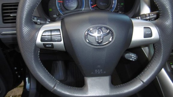 Toyota Auris - 1.8 Full Hybrid 136PK 5D CVT Dynamic M 2012 - 1