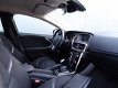 Volvo V40 - 2.0 D2 Kinetic * STANDKACHEL * TREKHAAK * FULL LED - 1 - Thumbnail