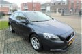 Volvo V40 - 2.0 D2 Kinetic Automaat Nieuw Model Ecc-Airco Navi Lmv Pdc enz. GEEN AFLEVERINGSKOSTEN - 1 - Thumbnail