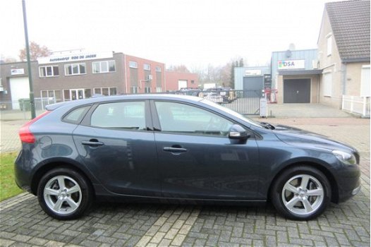 Volvo V40 - 2.0 D2 Kinetic Automaat Nieuw Model Ecc-Airco Navi Lmv Pdc enz. GEEN AFLEVERINGSKOSTEN - 1