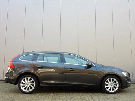 Volvo V60 - DRIVe D2 115pk Momentum, Automaat, Navi, Schuifdak - 1