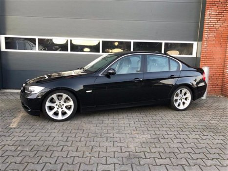 BMW 3-serie - 330i Executive zwart - 1