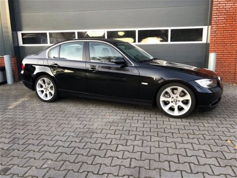 BMW 3-serie - 330i Executive zwart - 1