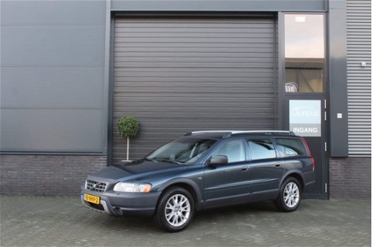 Volvo XC70 - 2.4 D5 Summum | LEDER | Trekhaak | NAVI | PDC | Stoelverw - 1