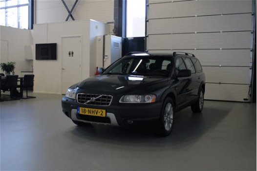 Volvo XC70 - 2.4 D5 Summum | LEDER | Trekhaak | NAVI | PDC | Stoelverw - 1