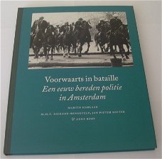 Voorwaarts In Bataille een eeuw bereden politie in Amsterdam