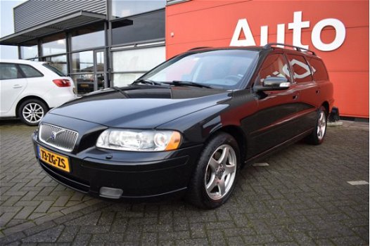 Volvo V70 - 2.4D Edition Automaat | Navi | Leer | LMV | PDC | Trekhaak | Clima | Cruise - 1