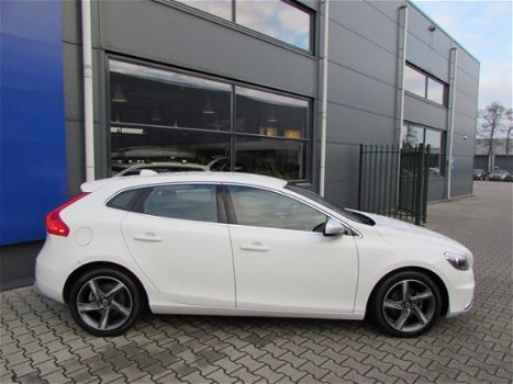 Volvo V40 - D2 R-Design / Verwarmde voorstoelen / Verwarmbaar voorruit - 1