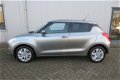 Suzuki Swift - 1.2 DualJet 90pk CVT Select AIRCO/ AUTOMAAT/ WINTERBANDEN - 1 - Thumbnail