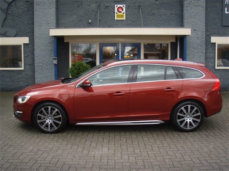 Volvo V60 - 2.4 D6 AWD Plug-In Hybrid Summum Schuif/kanteldak - Leder - Camera - 1