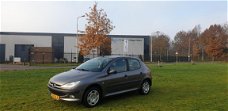 Peugeot 206 - 1.4 Gentry Automaat lage km stand trekhaak airco elekramen stuurbkr cv op afs