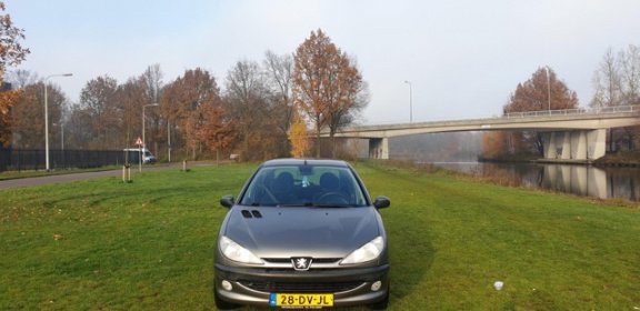 Peugeot 206 - 1.4 Gentry Automaat lage km stand trekhaak airco elekramen stuurbkr cv op afs - 1