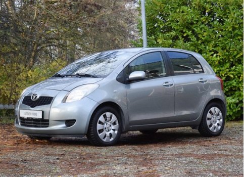 Toyota Yaris - 1.3 VVT-i Sol Automaat / stoelverwarming / navigatie / parkeersensoren / privacy glas - 1