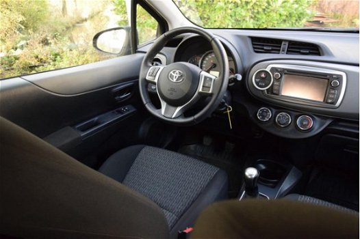 Toyota Yaris - 1.0 VVT-i Aspiration / camera achter / airco / navigatie / donkergrijze lichtmetalen - 1