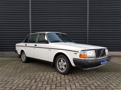 Volvo 240 - 2.0 Turbo Overdrive Wit met zwart lederen bekleding in zeldzaam mooie staat - 1