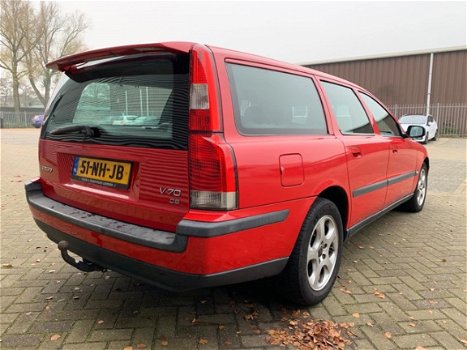 Volvo V70 - 2.4 D5 ✅NAP, LEDER, AIRCO, CRUISE, STOELVERW, BLUETOOTH, BOEKJES, 2XSLEUTELS - 1