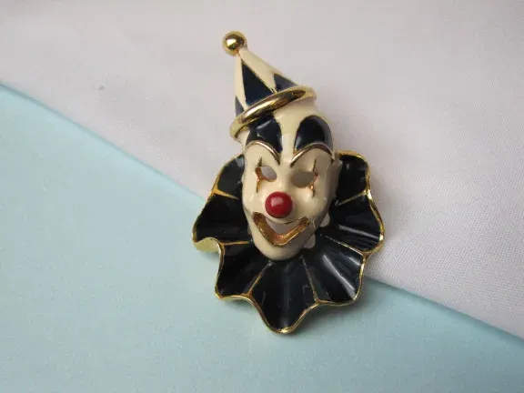 Broche goudkleurige pierrot clown met off white en blauw emaille 5.0x3.1 cm. - nr. 1