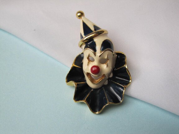 Broche goudkleurige pierrot clown met off white en blauw emaille 5.0x3.1 cm. - Afbeelding 2