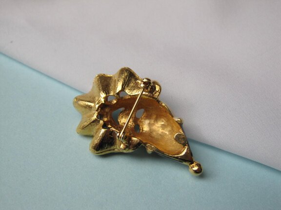 Broche goudkleurige pierrot clown met off white en blauw emaille 5.0x3.1 cm. - Afbeelding 3