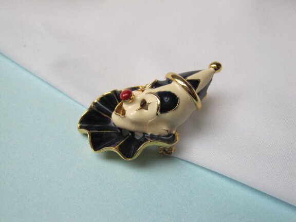 Broche goudkleurige pierrot clown met off white en blauw emaille 5.0x3.1 cm. - Afbeelding 4