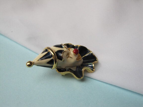 Broche goudkleurige pierrot clown met off white en blauw emaille 5.0x3.1 cm. - Afbeelding 5