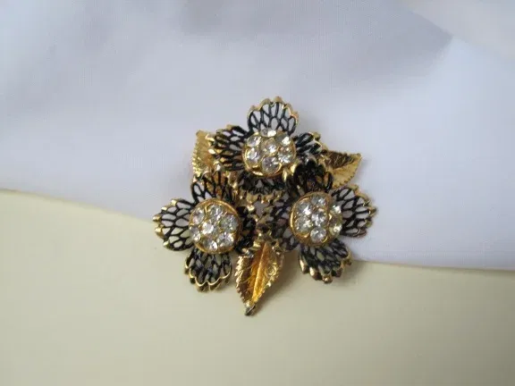 Broche goudkleurig en zwart bloemmodel met kristal rijnsteentjes 5.3x5.1 cm - nr. 1