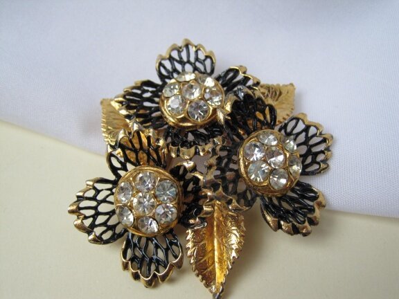 Broche goudkleurig en zwart bloemmodel met kristal rijnsteentjes 5.3x5.1 cm - Afbeelding 3