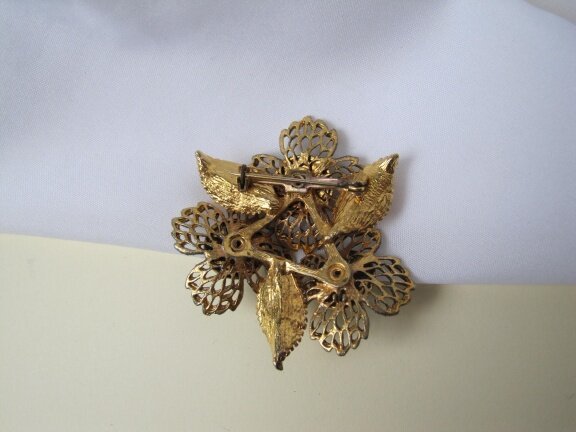 Broche goudkleurig en zwart bloemmodel met kristal rijnsteentjes 5.3x5.1 cm - Afbeelding 4