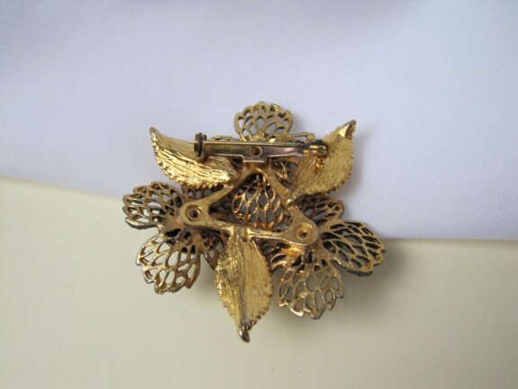 Broche goudkleurig en zwart bloemmodel met kristal rijnsteentjes 5.3x5.1 cm - Afbeelding 5
