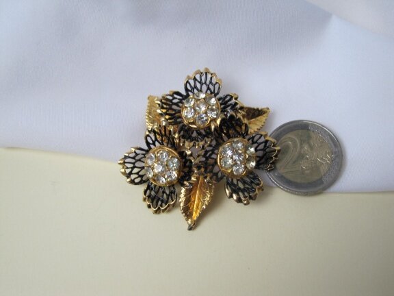 Broche goudkleurig en zwart bloemmodel met kristal rijnsteentjes 5.3x5.1 cm - Afbeelding 6