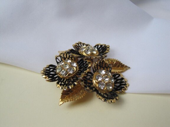 Broche goudkleurig en zwart bloemmodel met kristal rijnsteentjes 5.3x5.1 cm - Afbeelding 7