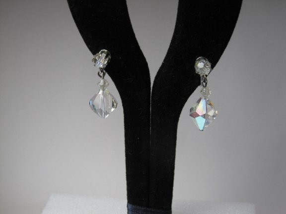 Oorbellen zilverkleurig met aurora kristal kraal hangers 3.1x1.2 cm schroefmodel. - nr. 1