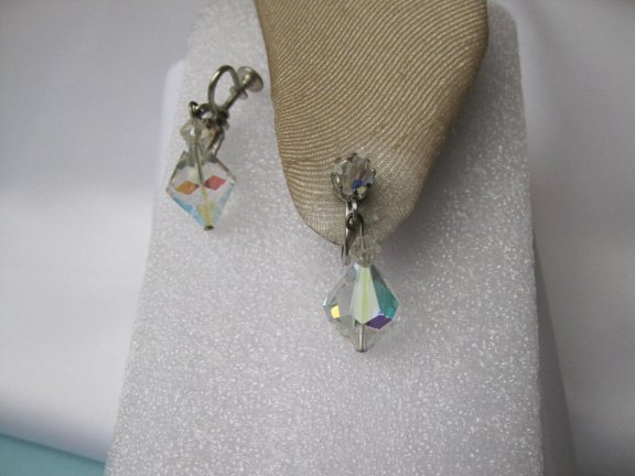 Oorbellen zilverkleurig met aurora kristal kraal hangers 3.1x1.2 cm schroefmodel. - Afbeelding 2