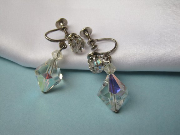 Oorbellen zilverkleurig met aurora kristal kraal hangers 3.1x1.2 cm schroefmodel. - Afbeelding 3