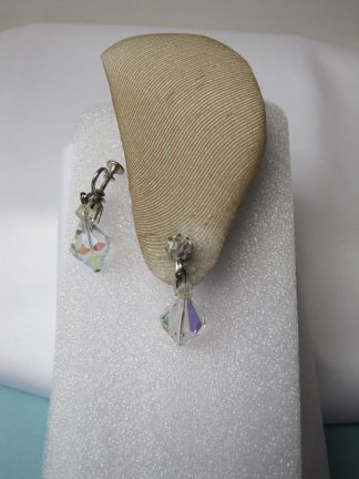 Oorbellen zilverkleurig met aurora kristal kraal hangers 3.1x1.2 cm schroefmodel. - Afbeelding 4