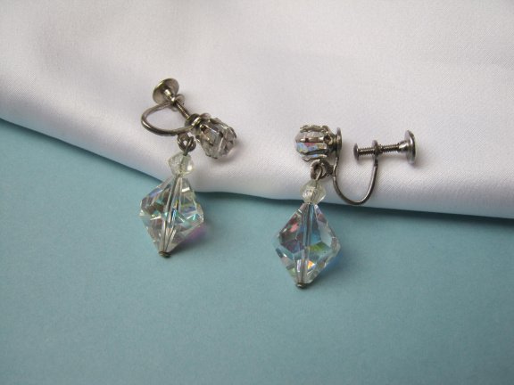Oorbellen zilverkleurig met aurora kristal kraal hangers 3.1x1.2 cm schroefmodel. - Afbeelding 6
