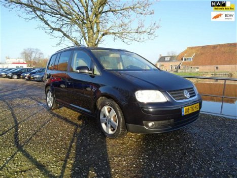 Volkswagen Touran - 2.0-16V FSI Highline DSG + Clima + Cruise Nu 4.975, - 1