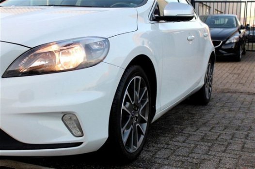 Volvo V40 - D4 190pk R-Design + Navi + 17 inch LMV + Leder + Pdc - 1