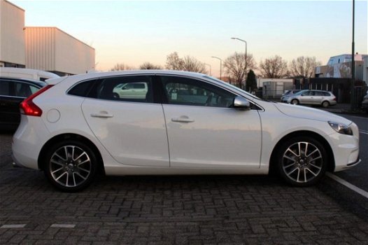 Volvo V40 - D4 190pk R-Design + Navi + 17 inch LMV + Leder + Pdc - 1