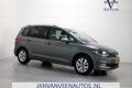 Volkswagen Touran - 1.2 TSI 110pk Highline 7p Navigatie Parkeersensoren App-Connect Climate Control - 1 - Thumbnail