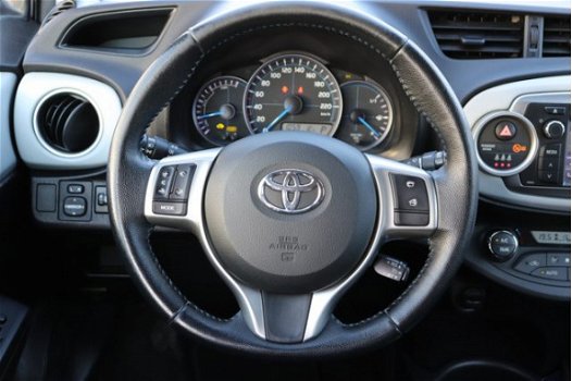 Toyota Yaris - 1.5 Full Hybrid Aspiration 100pk Navi-Parkeersens-Licht/Regensensor - 1
