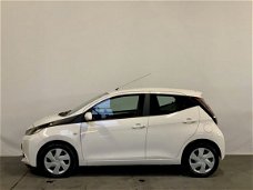 Toyota Aygo - 1.0 VVT-i x-play Airco Pcam Bluetooth