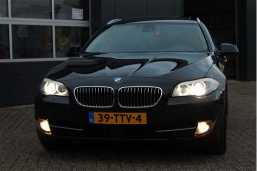 BMW 5-serie Touring - 530d (245pk) Automaat/ Camera/ XENON/ LEDER/ Sportstoelen/ Navi/ Clima/ Cruise - 1