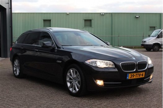 BMW 5-serie Touring - 530d (245pk) Automaat/ Camera/ XENON/ LEDER/ Sportstoelen/ Navi/ Clima/ Cruise - 1