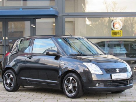 Suzuki Swift - 1.5 Exclusive All Black / Airco / LM Velgen + LM Velgen met Winter Banden / APK - 1